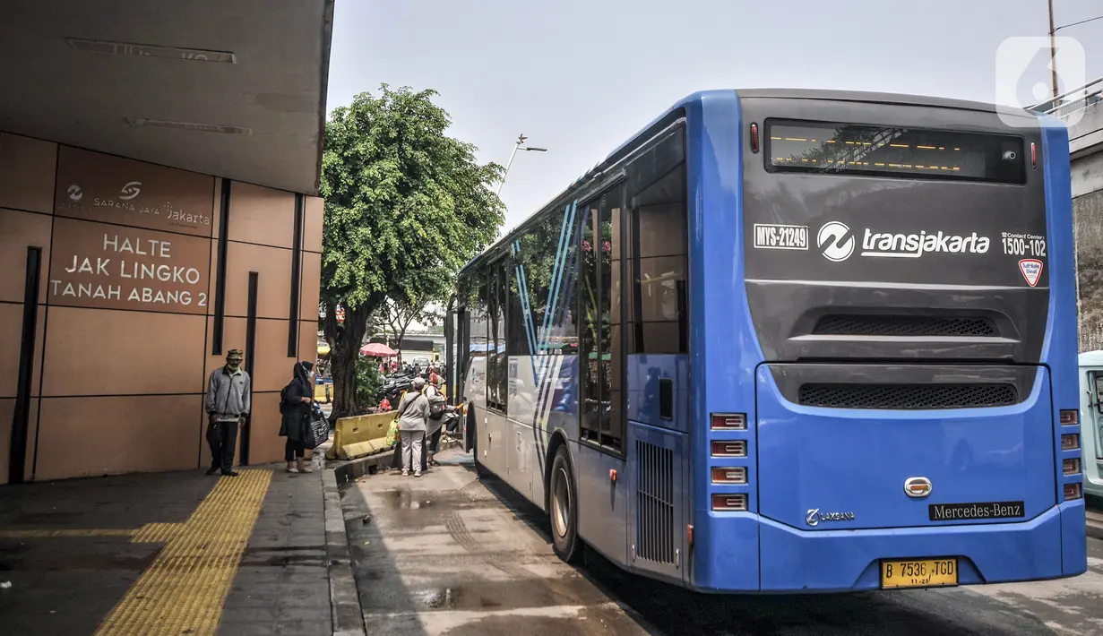 Bus Transjakarta menaikkan penumpang di kawasan Tanah Abang, Jakarta, Kamis (21/10/2021). Pemprov DKI Jakarta memberlakukan jam operasional seluruh moda transportasi umum mulai pukul 05.00 - 21.30 WIB, namun dengan tetap mematuhi protokol kesehatan. (merdeka.com/Iqbal S. Nugroho)