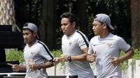 Pelatih Timnas Indonesia, Bima Sakti, bersama staf pelatihnya jogging menuju penginapan usai latihan di Stadion Madya Senayan, Jakarta, Rabu (21/11). Kebiasaan ini sering dilakukan sejak era Luis Milla. (Bola.com/M. Iqbal Ichsan)