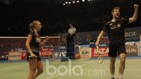 Pasangan Denmark, Mathias Christiansen/Sara Thygesen, melakukan selebrasi usai menang atas Ganda campuran Indonesia, Praveen Jordan/Debby Susanto, di JCC, Selasa (13/6/2017). Pasangan Indonesia takluk  21-15, 19-21, 11-21. (Bola.com/M Iqbal Ichsan)