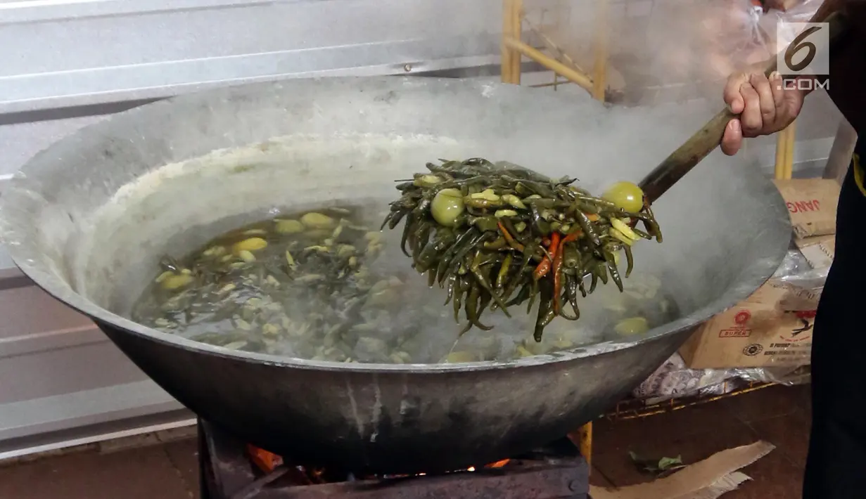 Petugas memasak untuk persiapan berbuka puasa umat Muslim di dapur umum Masjid Istiqlal, Jakarta, Senin (21/5). Makanan berbuka puasa ini dibagikan untuk para jamaah dari berbagai kalangan di masjid Istiqlal. (Liputan6.com/Arya Manggala)
