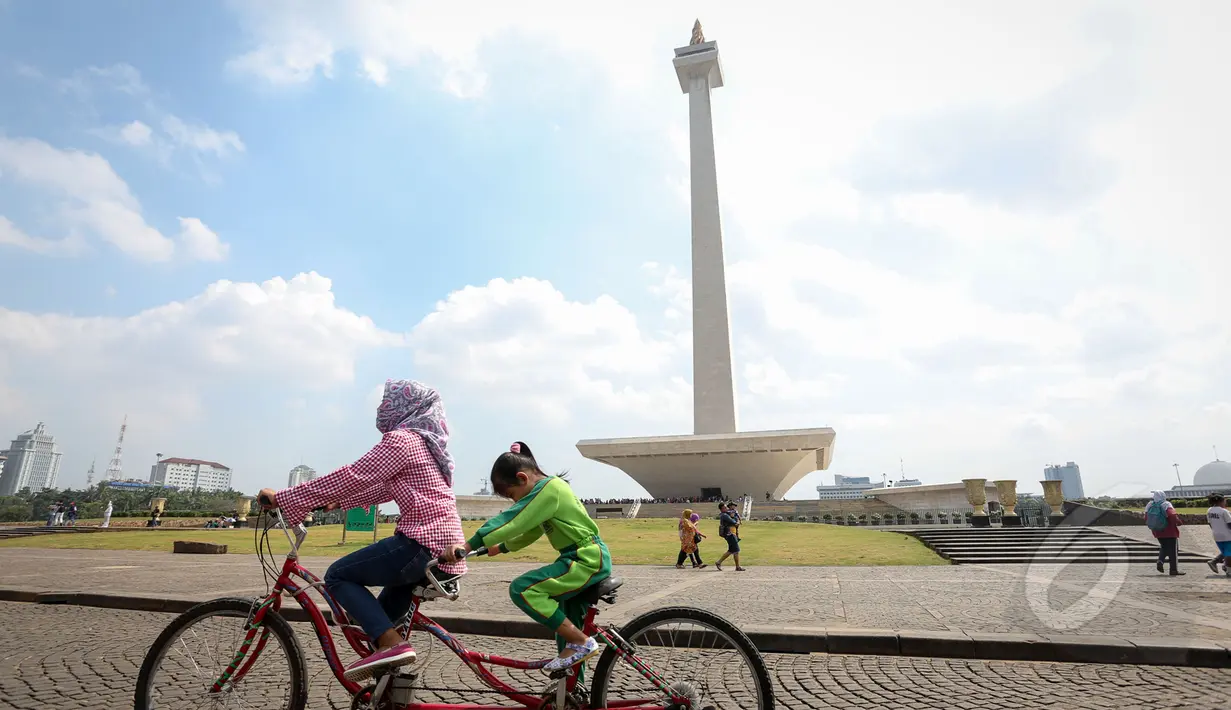 Suasana di kawasan Monas saat libur kenaikan Isa Almasih, Jakarta, Kamis (14/5/2015). Jumlah pengunjung mengalami peningkatan tinggi bertepatan libur kenaikan Isa Almasih. (Liputan6.com/Faizal Fanani)