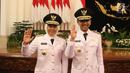 Gubernur dan Wakil Gubernur Jawa Timur periode 2019-2024, Khofifah Indar Parawansa dan Emil Elestianto Dardak foto bersama usai dilantik di Istana Negara, Jakarta, Rabu (13/2). (Liputan6.com/Angga Yuniar)