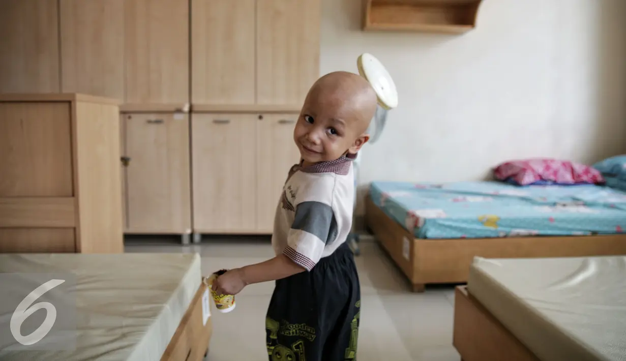 Seorang anak bermain di rumah singgah Yayasan Kasih Anak Kanker Indonesia, Jakarta, Senin (15/2). Setiap hari 700 anak terdiagnosis kanker Hal ini menunjukkan kanker sebagai penyebab utama kematian pada anak di dunia. (Liputan6.com/Faizal Fanani)