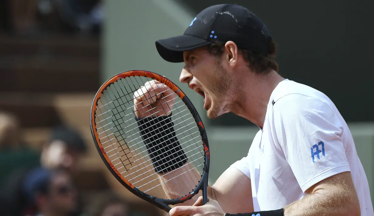 Petenis Inggris, Andy Murray, melakukan selebrasi usai mengalahkan petenis Slovakia, Martin Klizan pada pertandingan babak kedua Prancis Terbuka di Stadion Roland Garros, (01/06/2017). Murray menang dengan 6-7, 6-2, 6-2, 7-6. (AFP/Eric Feferberg)