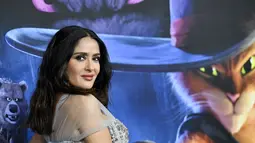 Salma Hayek berpose saat menghadiri pemutaran perdana film "Puss in Boots: The Last Wish" di Jazz di Lincoln Center Frederick P. Rose Hall di New York pada Selasa, 13 Desember 2022. Aktris Wild Wild West memamerkan sosoknya yang luar biasa dalam balutan gaun, yang menonjolkan korset tipis yang ditutupi batu. (Photo by Evan Agostini/Invision/AP)