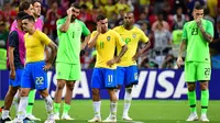 Para pemain Brasil bereaksi setelah kalah dari Belgia pada laga perempat final Piala Dunia 2018 di Stadion Kazan Arena, Jumat (6/7). Timnas Brasil terdepak dari Piala Dunia 2018 setelah takluk dari Belgia 1-2. (Luis Acosta/AFP)