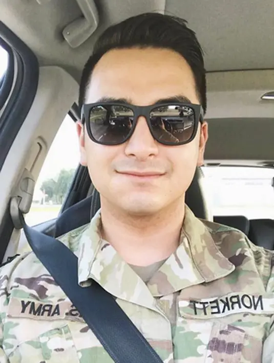 Pria tampan nan gagah ini ternyata juga anak dari musisi Restu Triandy atau yang dikenal sebagai Andy /Rif, buah pernikahannya dengan seorang wanita Amerika Serikat bernama Angie. (Instagram/Jordannorkett)