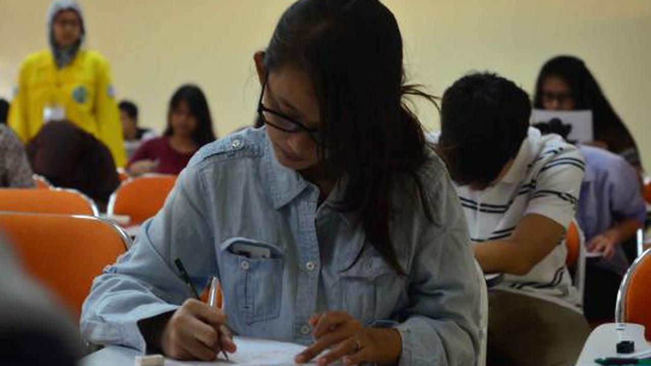 Peserta SNMPTN mengerjakan soal ujian