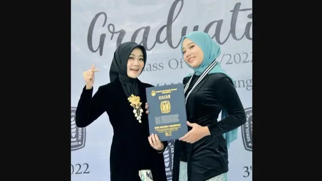 Putri Ridwan Kamil, Camillia Laetitia Azzahra atau Zara merayakan wisuda kelulusan sekolahnya di SMAN 3 Bandung, Jawa Barat pada Kamis 16 Juni 2022 didampingi sang ibu Atalia Praratya.