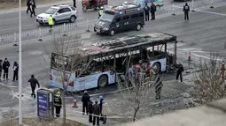Suasana dimana sebuag bus hangus terbakar di Yinchuan, China, (5/1). Belum diketahui jelas sebab kebakaran ini. (REUTERS / Stringer)