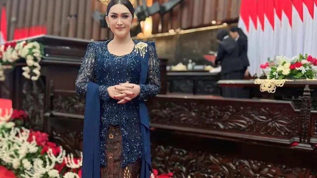 6 Gaya Nafa Urbach Ngantor, Pakai Beskap hingga Blazer Sambil Didampingi 'Bodyguard'