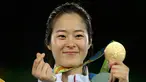 Senyum atlet Korsel, Oh Hye-Ri berpose dengan medali emasnya usai menjuarai cabang Taekwondo 67kg wanita Olimpiade 2016 di Carioca Arena 3, Rio de Janeiro, Brazil, (19/8). Atlet 28 tahun ini mengalahkan atlet Prancis Haby Niare. (REUTERS/Issei Kato) 