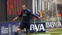 Pemain Real Madrid, Gareth Bale merakan golnya ke gawang Rayo Vallecano dengan berlari ke arah penonton. Pada lanjutan laga La Liga 2015-2016 di Stadion Vallecas, Madrid, Bale membawa Real Madrid unggul 3-2 atas Rayo Vallecano.  (Reuters.Sergio Perez)