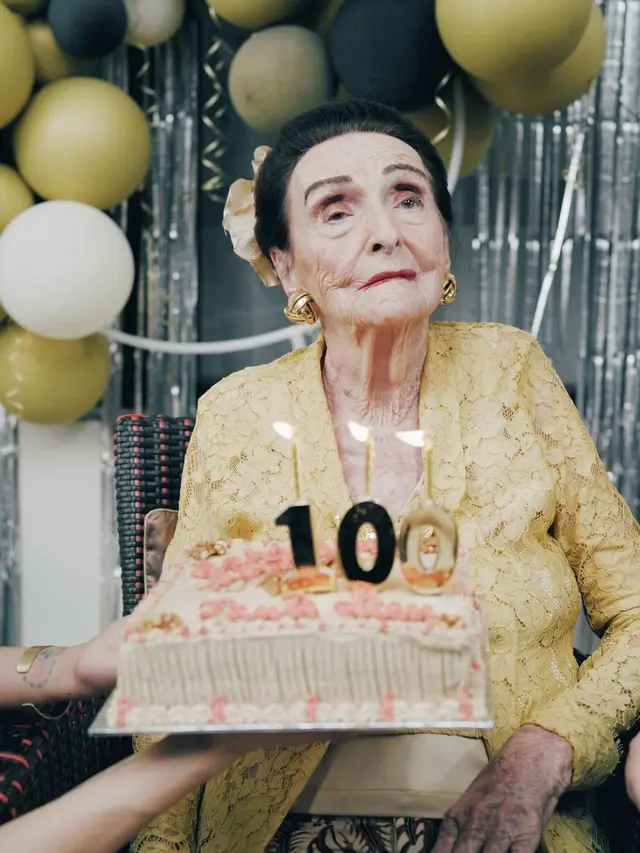Perayaan ulang tahun nenek Sharena Delon ke-100. [Foto: Instagram/mrssharena]