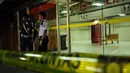 Dua petugas keamanan berjaga di depan salah satu pintu masuk Mall ITC Depok, Jawa Barat, Selasa dini hari (24/2/2015). Sebuah ledakan kecil terjadi di Mall ITC Depok pada Senin (23/2/2015). (Liputan6.com/Helmi Fithriansyah)