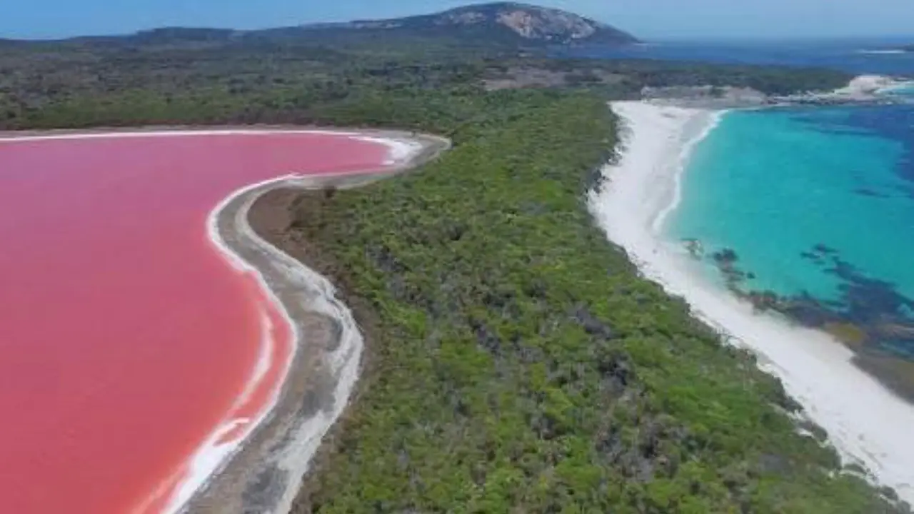 Bukan Alga, Danau Cantik Ini Memiliki Warna Pink Alami