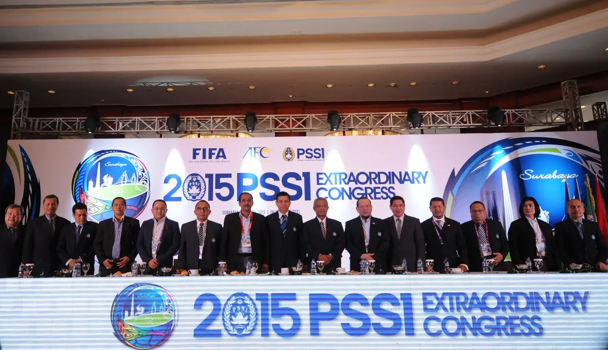 Ketua/Wakil Ketua Umum PSSI serta anggota  PSSI 2015-2019 berfoto bersama usai Kongres Luar Biasa PSSI 2015 di Surabaya, Sabtu (18/4/2015). (Liputan6.com/Helmi Fithriansyah)