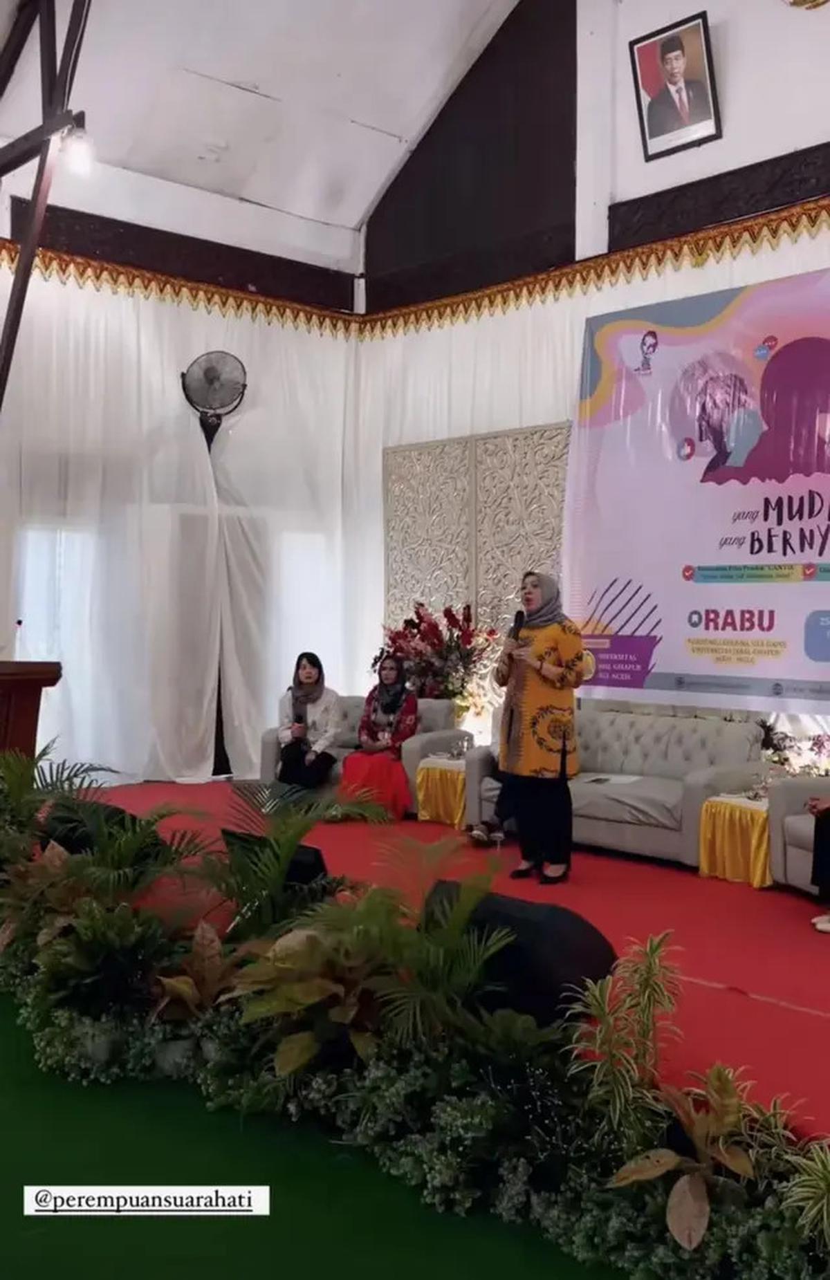 Isi Acara di Kampus Aceh, Ini 7 Potret Leony saat Berkerudung Ditemani Pacar Bule