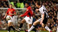 Kleberson (tengah) saat tampil memperkuat Manchester United melawan Newcastle United pada laga Premier League 2004. (AFP/Paul Barker)