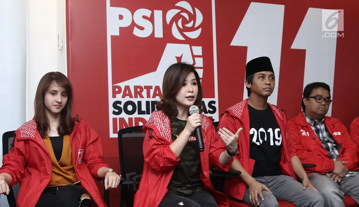 Ketua umum PSI, Grace Natalie memberi keterangan saat konferensi pers di kantor DPP PSI, Jakarta, Jumat (1/6). Bareskrim Polri telah memberhentikan kasus dugaan pelanggaran pemilu oleh Partai Solidaritas Indonesia (PSI). (Liputan6.com/Herman Zakharia)