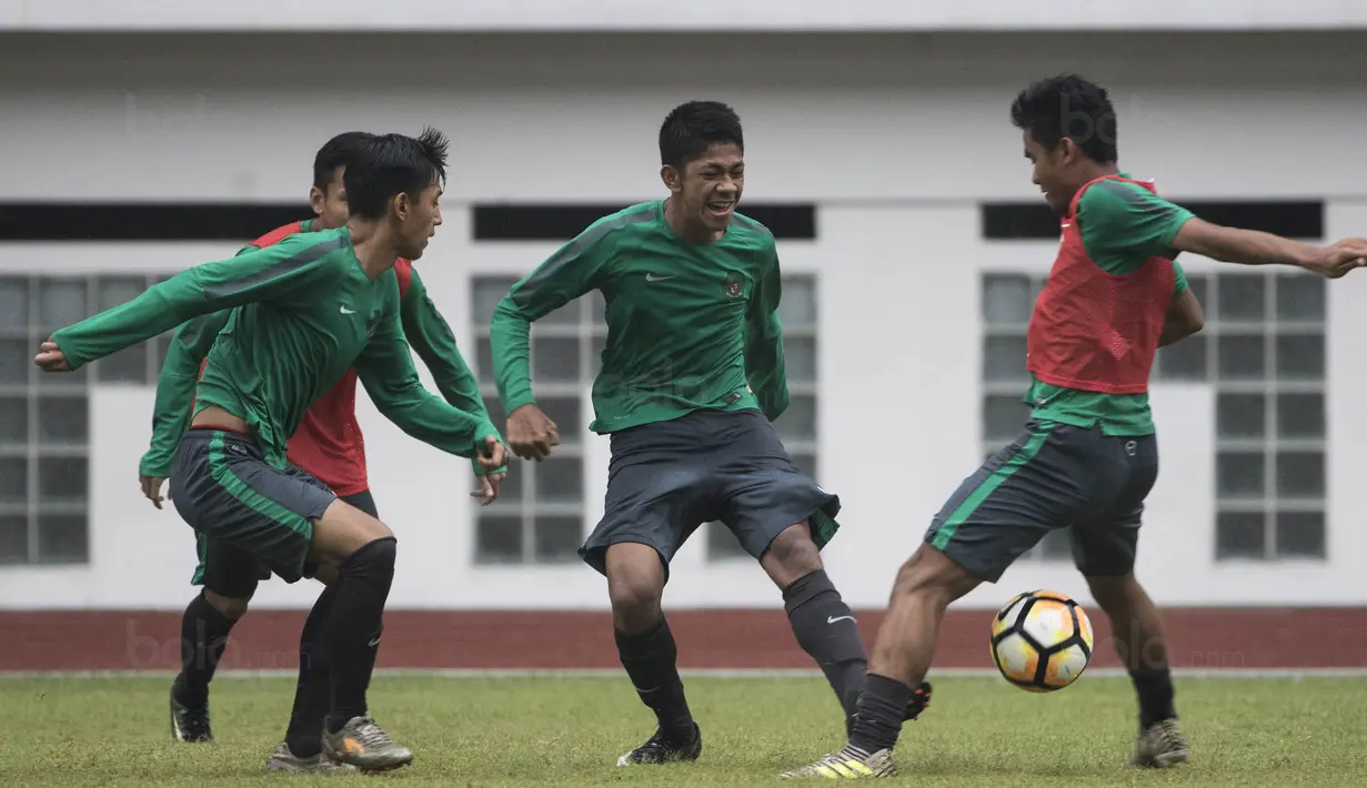 Bek Timnas Indonesia U-19, Irsan Lestaluhu, merebut bola saat latihan di Stadion Wibawa Mukti, Bekasi, Senin (16/10//2017). Persiapan ini dilakukan jelang kualifikasi Piala Asia U-19. (Bola.com/Vitalis Yogi Trisna)