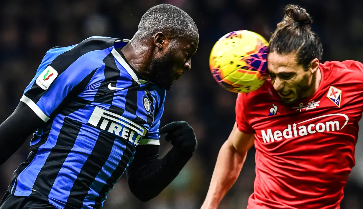 Striker Inter Milan, Romelu Lukaku, duel udara dengan bek Fiorentina, Martin Caceres, pada laga Coppa Italia di Stadion San Siro, Rabu (29/1/2020). Inter Milan menang 2-1 atas Fiorentina. (AFP/Miguel Medina)
