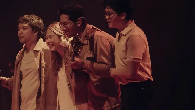 Potret Nadin Amizah Bahagia Jadi Pembuka Konser Aurora. (instagram/cakecaine)