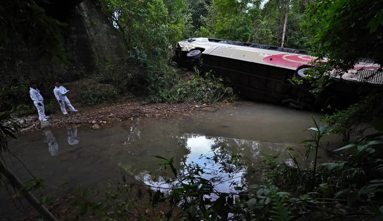 Bus itu jatuh ke sungai setelah menabrak jembatan saat tergelincir. (Johny MAGALLANES/AFP)