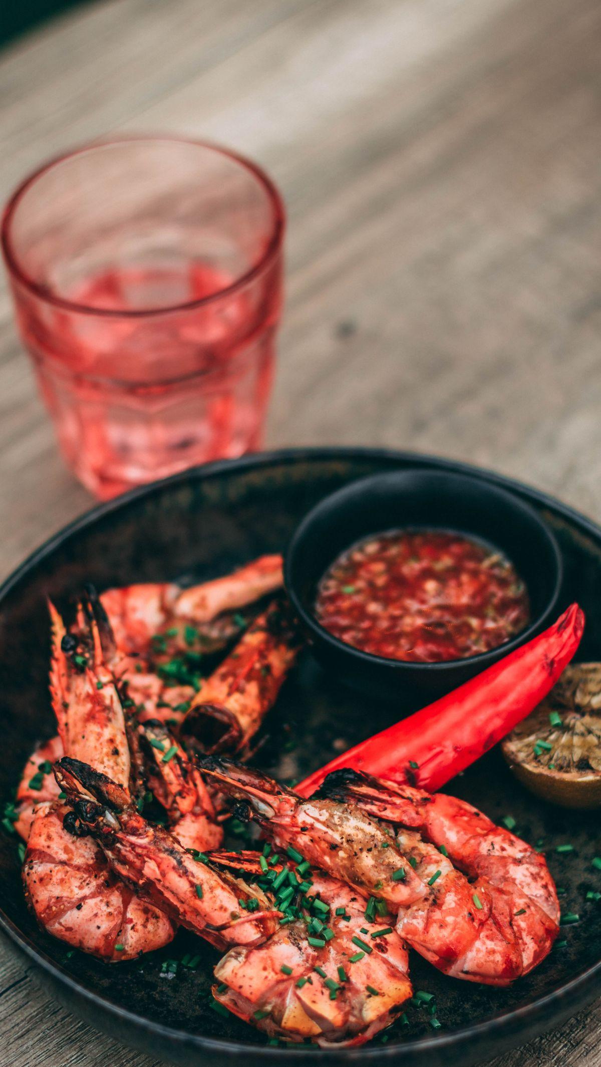 Seafood, seperti ikan, udang, kepiting, dan kerang, mengandung protein yang dapat memicu respons alergi pada tubuh beberapa orang. Gejalanya bisa berkisar dari ringan hingga parah, dan pengenalan dini terhadap tanda-tanda alergi sangat penting untuk mence
