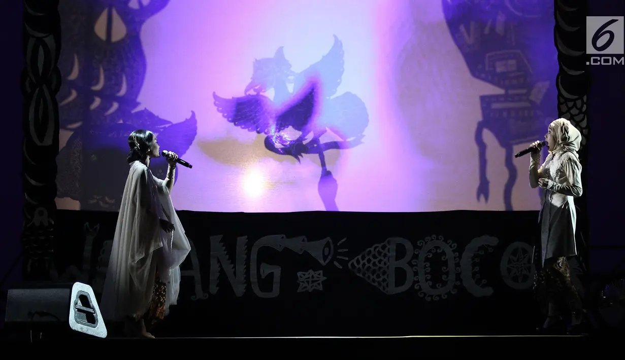Penampilan Woro dan Nada bersama Wayang Bocor yang mengambarkan Sila Kedua, Kemanusian yang Adil dan Beradab  pada penutupan Festival Prestasi Indonesia di JCC, Jakarta, Selasa (22/8). (Liputan6.com/Herman Zakharia)