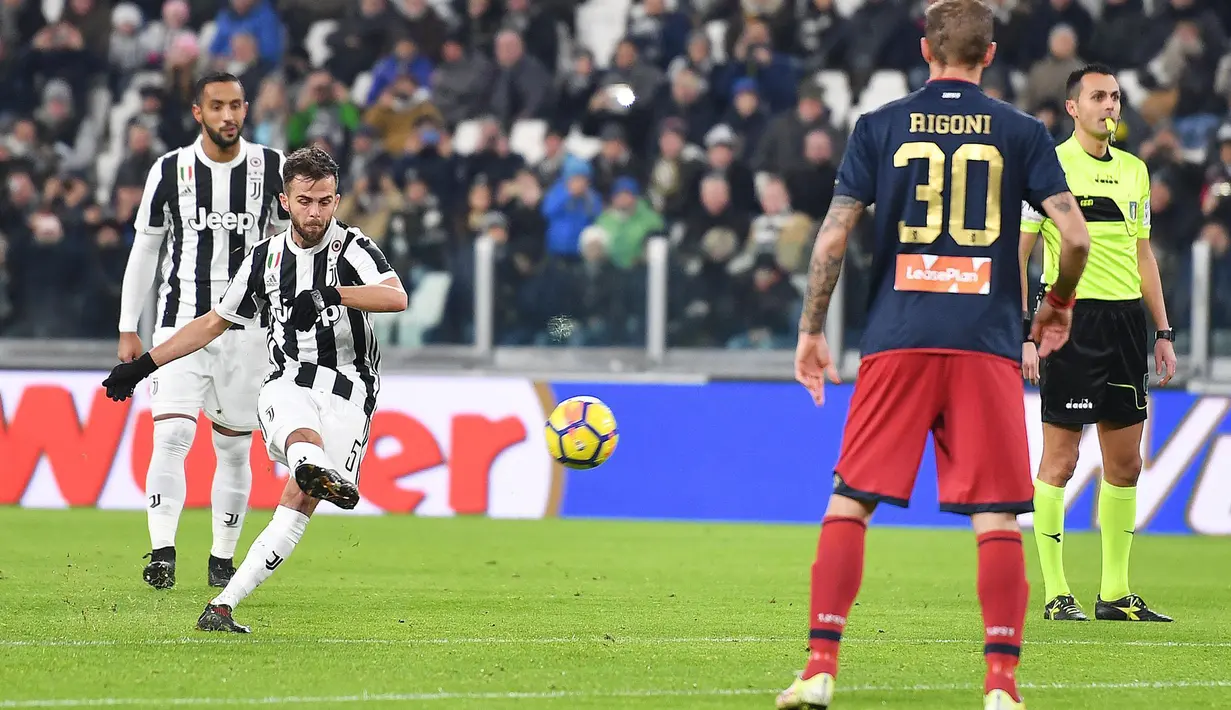 Pemain Juventus, Miralem Pjanic melakukan tendangan saat menjamu Genoa dalam lanjutan pertandingan Serie A di Stadion Allianz, Turin, Senin (22/1). Juventus menang tipis 1-0 berkat gol semata wayang Costa. (Alessandro Di Marco/ANSA via AP)
