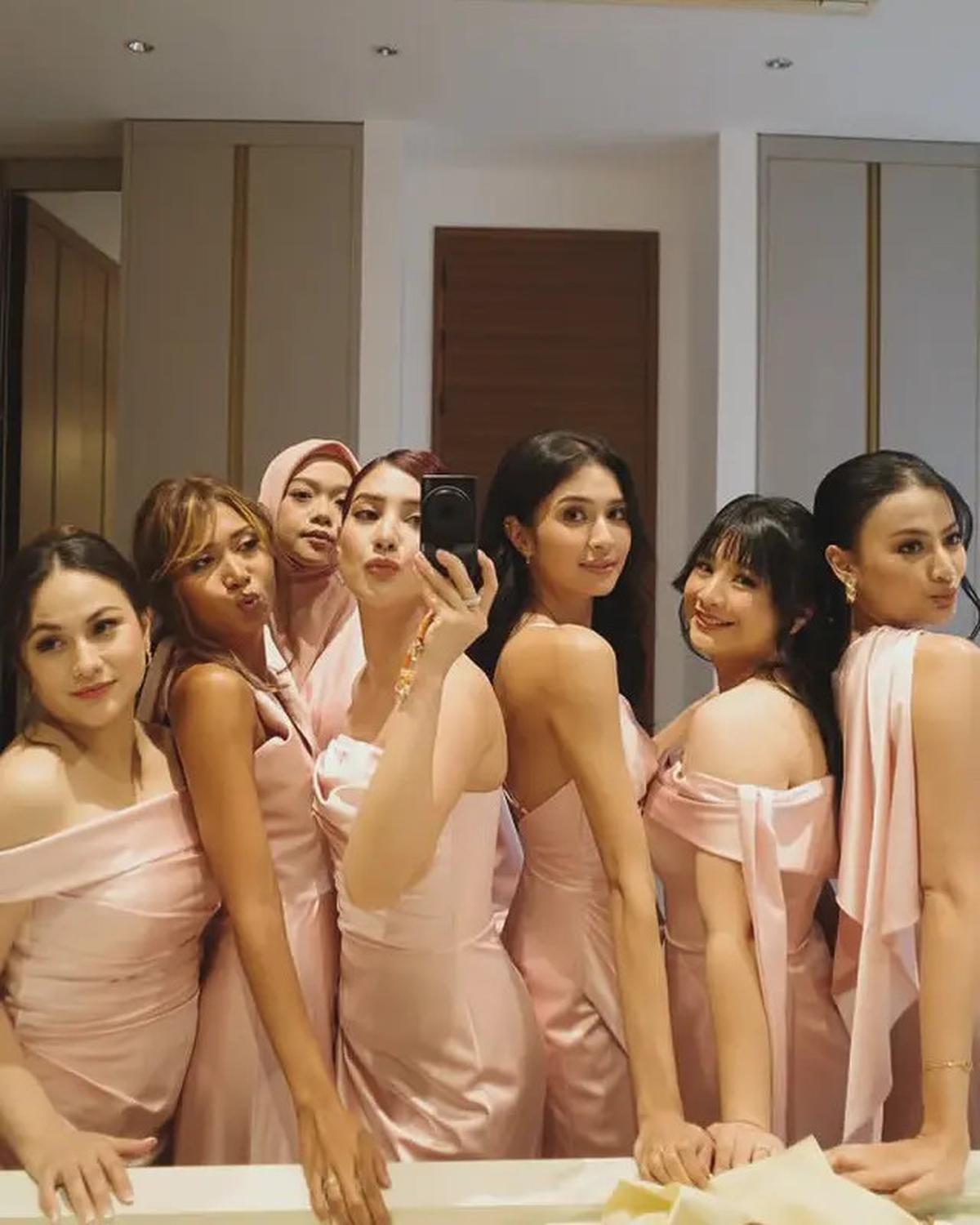 7 Potret Mikha Tambayong Jadi Bridesmaid di Pernikahan Yunita Siregar, Menawan
