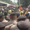Massa Bentangkan Merah Putih Panjang Datangi Gedung DPR