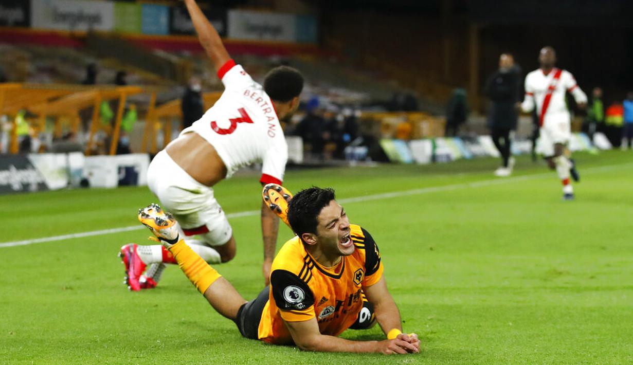 Reaksi pemain Wolverhampton Wanderers Raul Jimenez usai dia dijatuhkan pemain Southampton Ryan Bertrand pada pertandingan Liga Primer Inggris di Molineux Stadium, Wolverhampton, Inggris, Senin (23/11/2020). Pertandingan berakhir 1-1. (Andrew Boyers, Pool via AP)