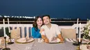 Manisnya potret Ruben Onsu dan Sarwendah i sini. Ruben tampil dengan kemeja lengan pendek berwarna putih, sedangkan Sarwendah memilih atasan berkerah lengan panjang berwarna biru. [Foto: Instagram/ruben_onsu]