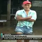 Sejumlah warga yang hendak beraktivitas terpaksa menerobos tinggi nya air banjir. 