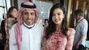 <p>Masih di Arab, Raline berfoto bersama Chairman of Suadi Automobile dan Motorcyle. Dalam foto tersebut, Raline tampil serba pink dengan atasa kemeja motif bunga dan pants pink. Ia juga membawa tas putihnya. @ralineshah</p>