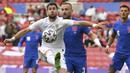 Gelandang Rumania, Adrian Paun (kiri) menguasai bola dibayangi bek Inggris, Luke Shaw dalam laga uji coba menjelang berlangsungnya Euro 2020 di Riverside Stadium, Middlesbrough, Minggu (6/6/2021). Rumania kalah 0-1 dari Inggris. (AP/Paul Ellis/Pool)