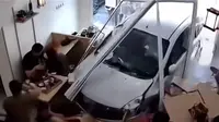Mobil Tabrak Resto Jepang di Gading Serpong, Diduga Hilang Kendali