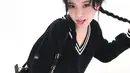 Pose imut Jisoo BLACKPINK dalam balutan set hoodie sweater hitam dengan mini skirtnya. Rambut panjangnya dibagi dua lalu dikepang semakin memberi kesan imut pada penampilannya. [Foto: Instagram/sooyaaa__]
