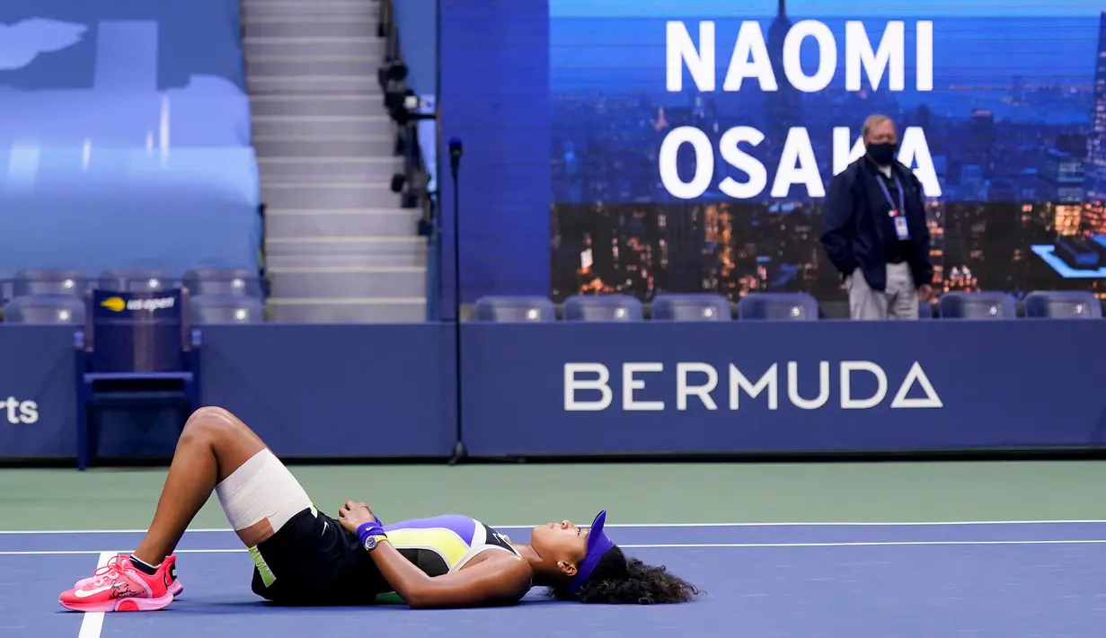 Reaksi petenis Jepang Naomi Osaka setelah mengalahkan Victoria Azarenka dari Belarusia pada laga final AS Terbuka di Arthur Ashe Stadium, New York, Sabtu (12/9/2020). Naomi Osaka menjadi juara AS Terbuka 2020 lewat pertarungan tiga game dengan skor 1-6, 6-3, 6-3. (AP/Seth Wenig)