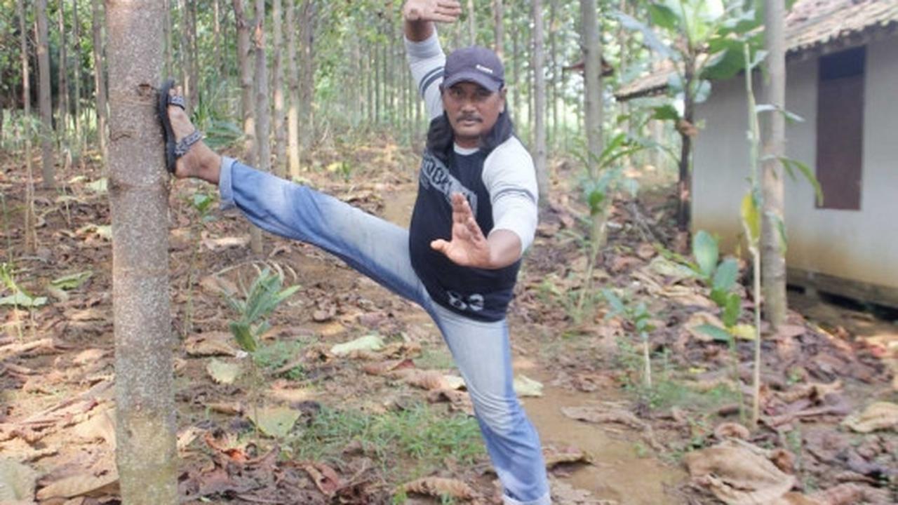 Sudah tua, Ken Ken masih jago mainkan jurus-jurus Wiro Sableng