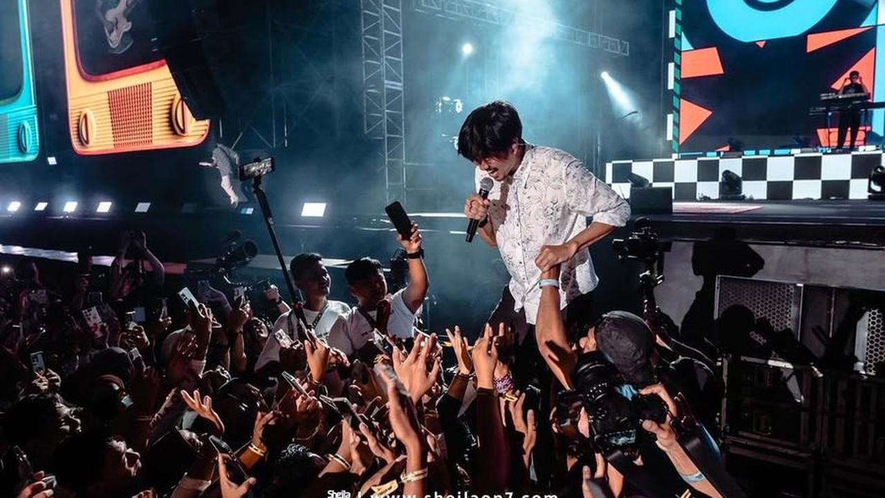 Potret Duta Sheila on 7 Genap Berusia 45 Tahun, Mata Tak Bisa Berdusta - Cara Lihat HP Bikin Fans Ngakak