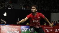 Ganda campuran Indonesia, Tontowi Ahmad, saat menghadapi ganda Inggris Chris Adcock/Gabrielle Adcock pada laga Indonesia Masters 2020 di Istora, Jakarta, Kamis (16/1). Tontowi/Apriyani kalah 9-21, 12-21. (Bola.com/Yoppy Renato)