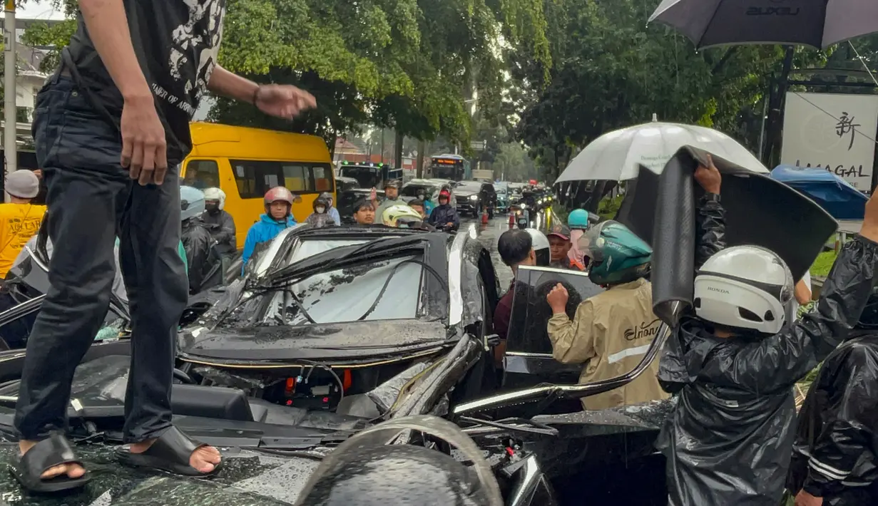 Satu orang yang menjadi pengemudi mobil tersebut dinyatakan meninggal dunia di tempat kejadian. (merdeka.com/Arie Basuki)