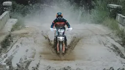 Gaya keren presenter sekaligus komedian ini saat motor menerabas genangan air. Wajahnya terlihat bahagia saat tengah menikmati hobi yang cukup ekstrem ini. (Liputan6.com/IG/@bilsky16)