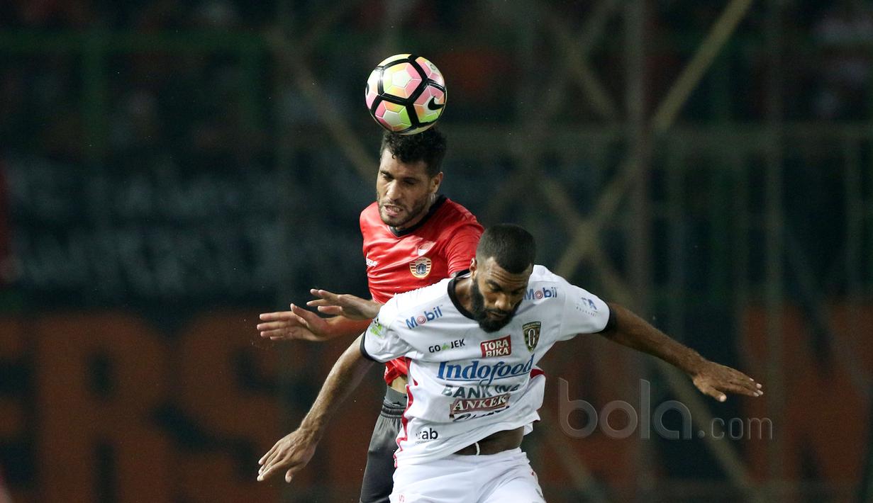 Pemain Persija Jakarta, Wllian Pachecho (belakang) berduel dengan pemain Bali United, Sylvano Comvalius pada laga Liga 1 2017 di Stadion Patriot, Bekasi, Minggu (21/5/2017). (Bola.com/Nicklas Hanoatubun)