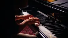 Ilustrasi musik, lagu, piano. (Photo by Claude Gabriel on Unsplash)