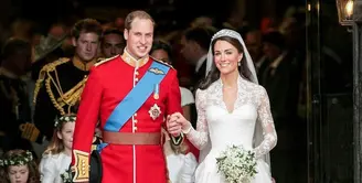 Ketika menikah dengan Pangeran William, Kate Middleton mengenakan gaun yang dirancang oleh desainer Alexander McQueen Sarah Burton. Renda pada gaunnya dibuat dengan tangan. Gaun putih ini juga menampilkan kereta api yang panjangnya hampir 9 kaki. (Instagram/dukeandduchessofcambridge).
