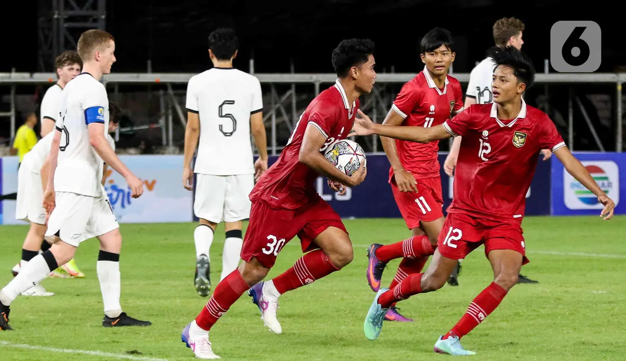 Peman timnas Indonesia U-20, Muhammad Ferarri (tengah) berlari usai menjebol gawang Selandia Baru U-20 pada turnamen mini International Friendly Match di Stadion Utama Gelora Bung Karno, Minggu (19/2/2023). Kali ini skuad arahan Shin Tae Yong harus takluk dari Selandia Baru U-20 dengan skor 1-2. Selanjutnya, Indonesia U-20 akan berhadapan dengan Guatemala U-20 pada Selasa (21/2). (Liputan6.com/Herman Zakharia)